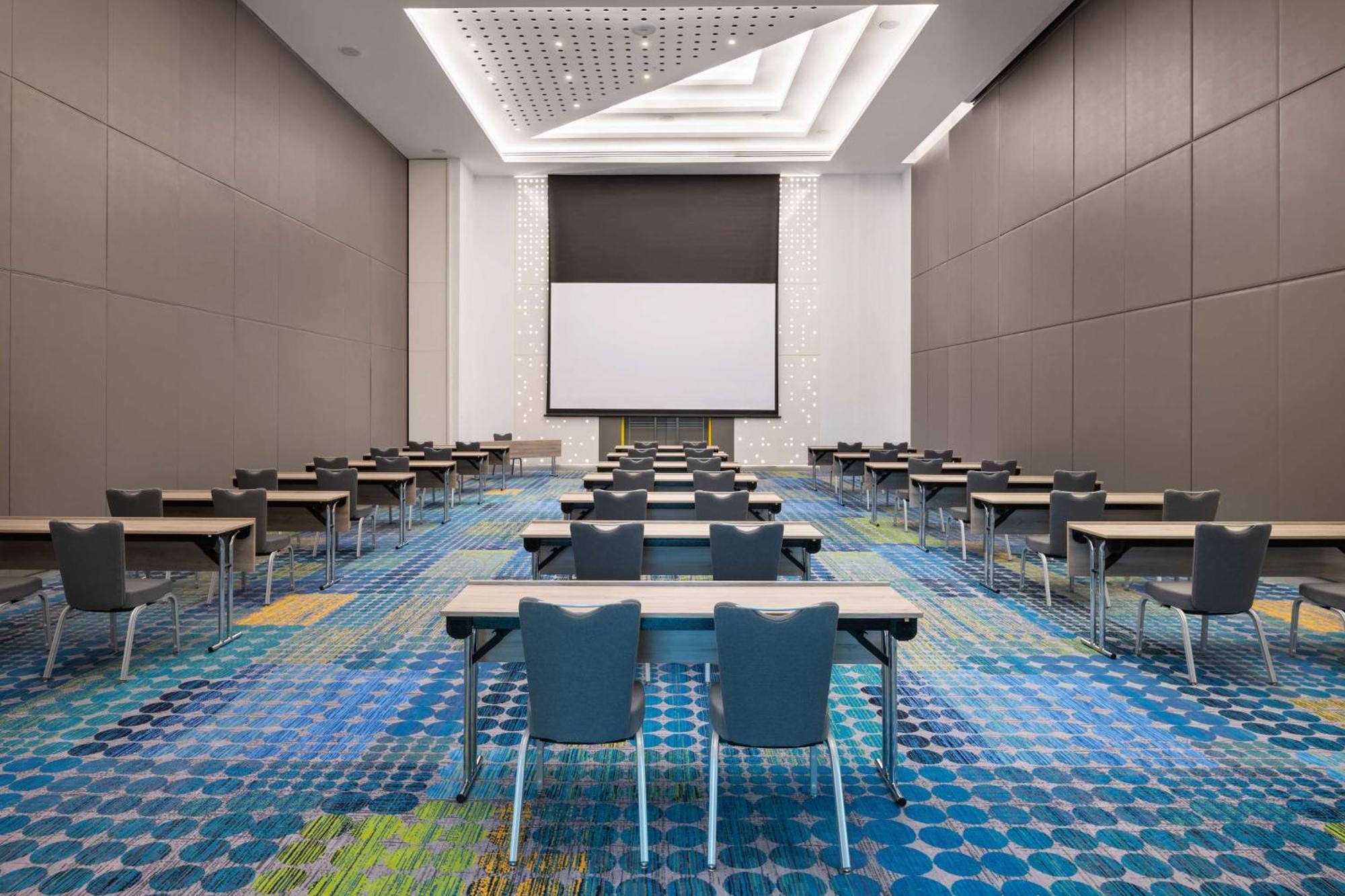 Готель Radisson Red Silicon Oasis 4*