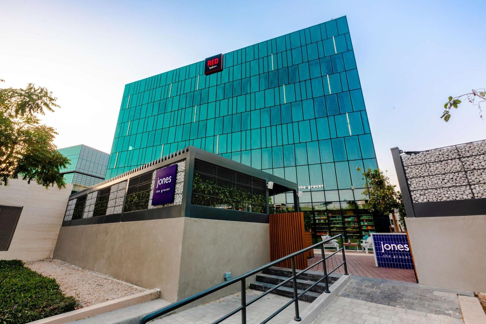 होटल Radisson Red Silicon Oasis 4*