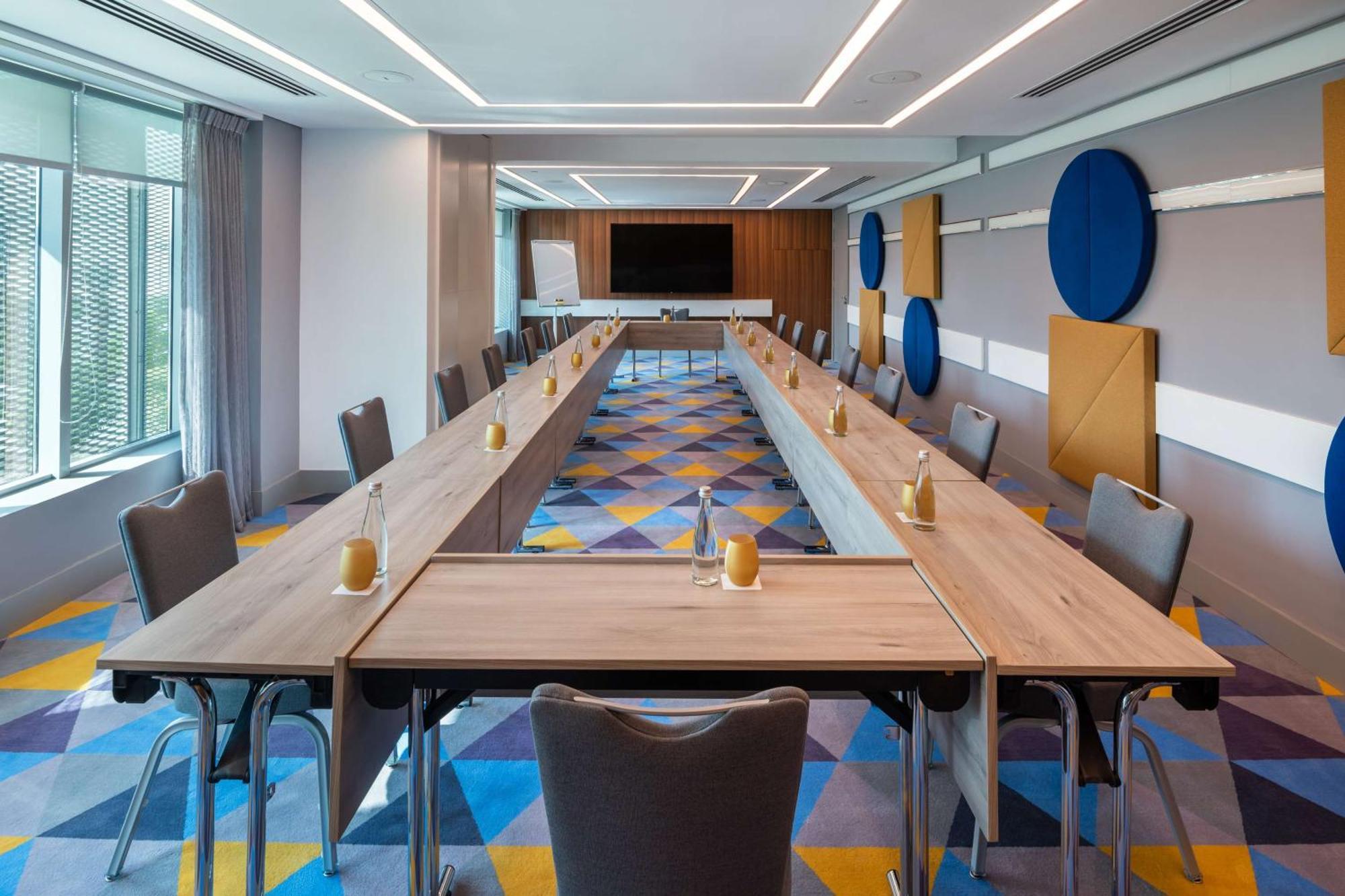 होटल Radisson Red Silicon Oasis Dubai