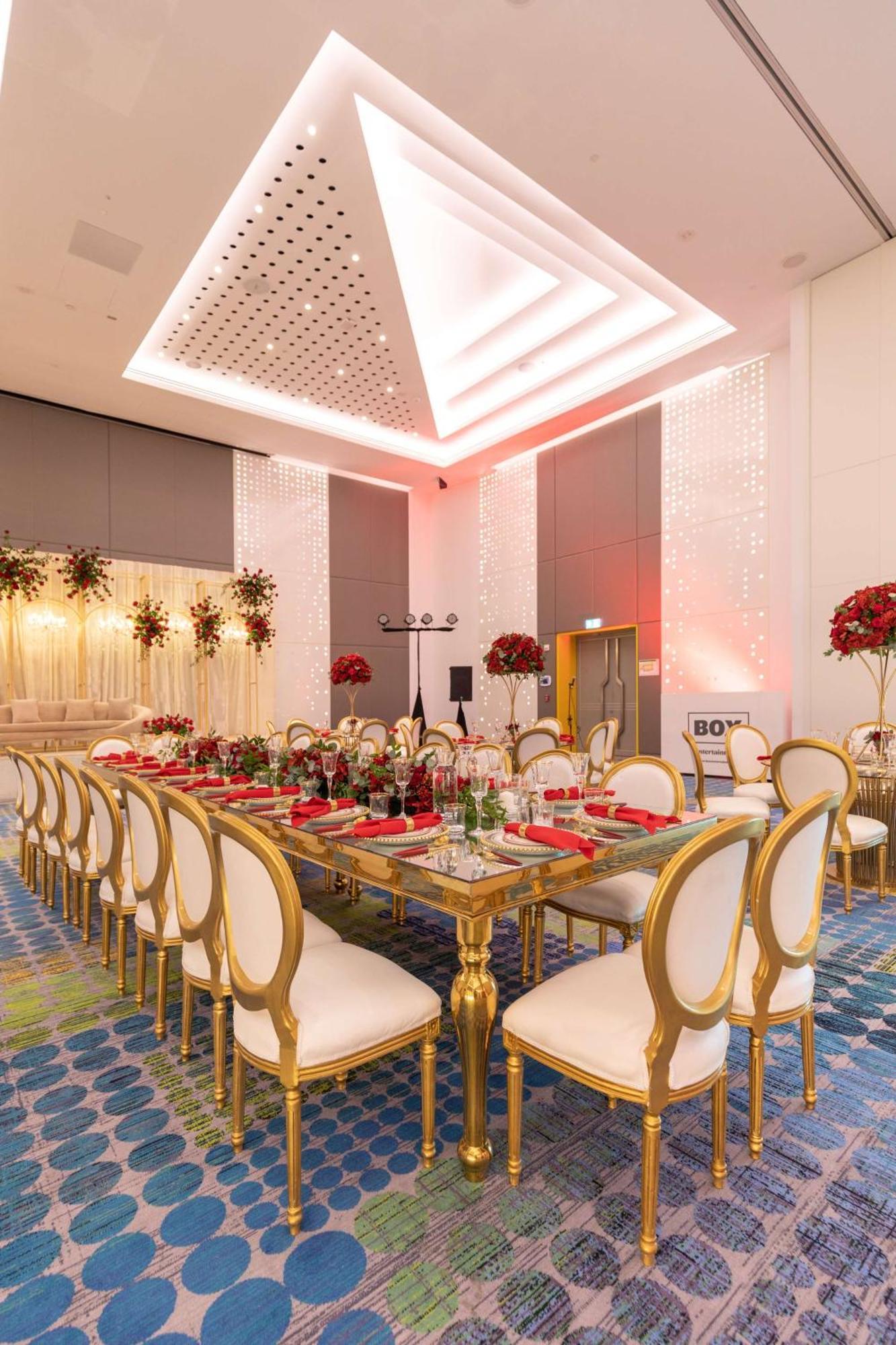 होटल Radisson Red Silicon Oasis 4*